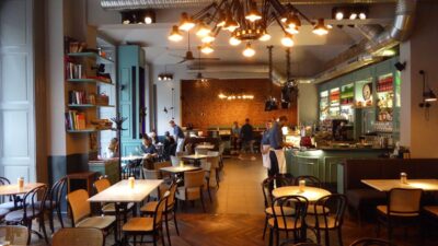 Tahukah Anda Sistem Gaji Karyawan Café Seperti Apa? Simak Selengkapnya